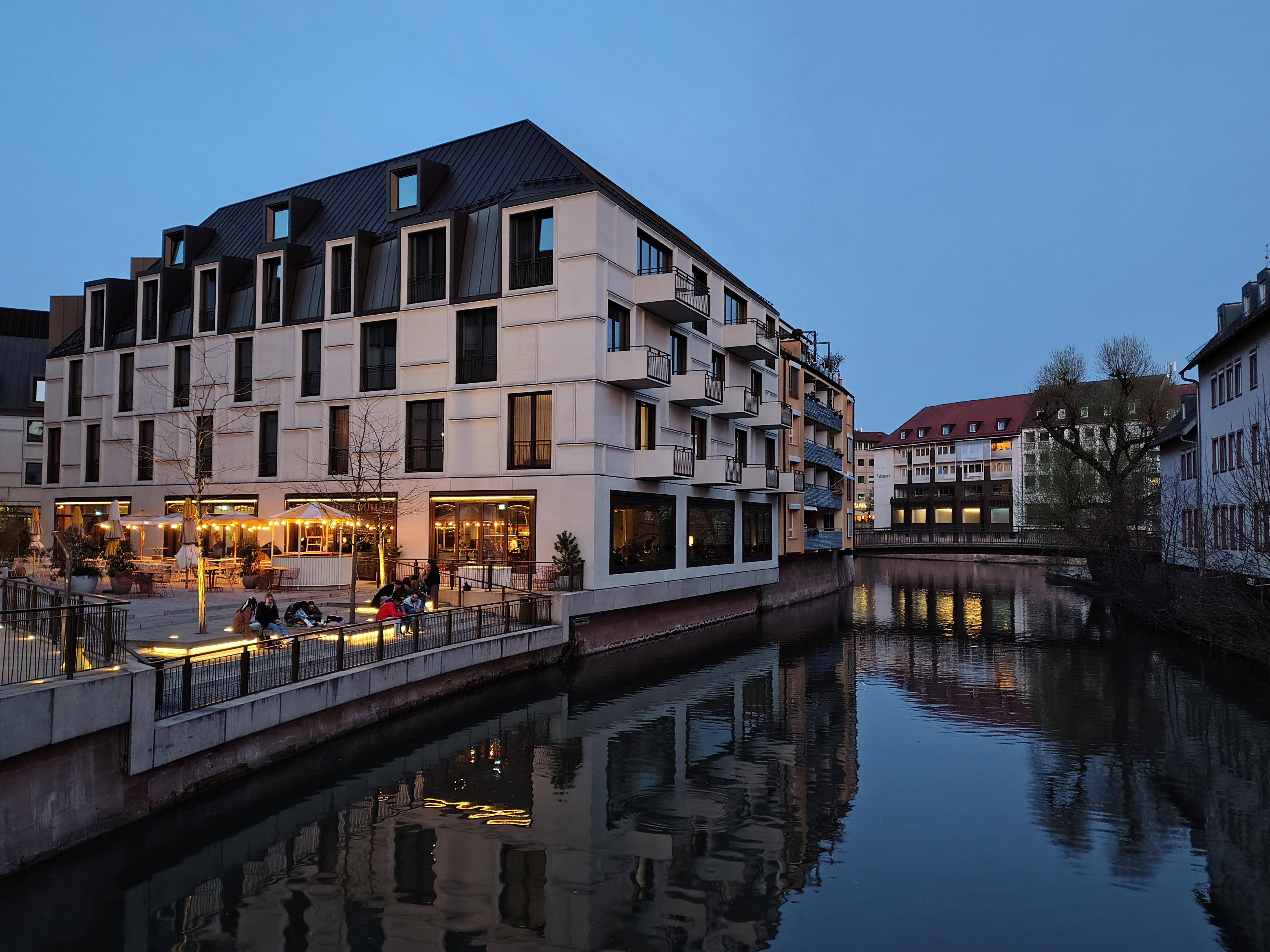 Pegnitzfluss in Nürnberg mit Frühlingsbäumen am Abend, Pegnitz River with spring trees at evening