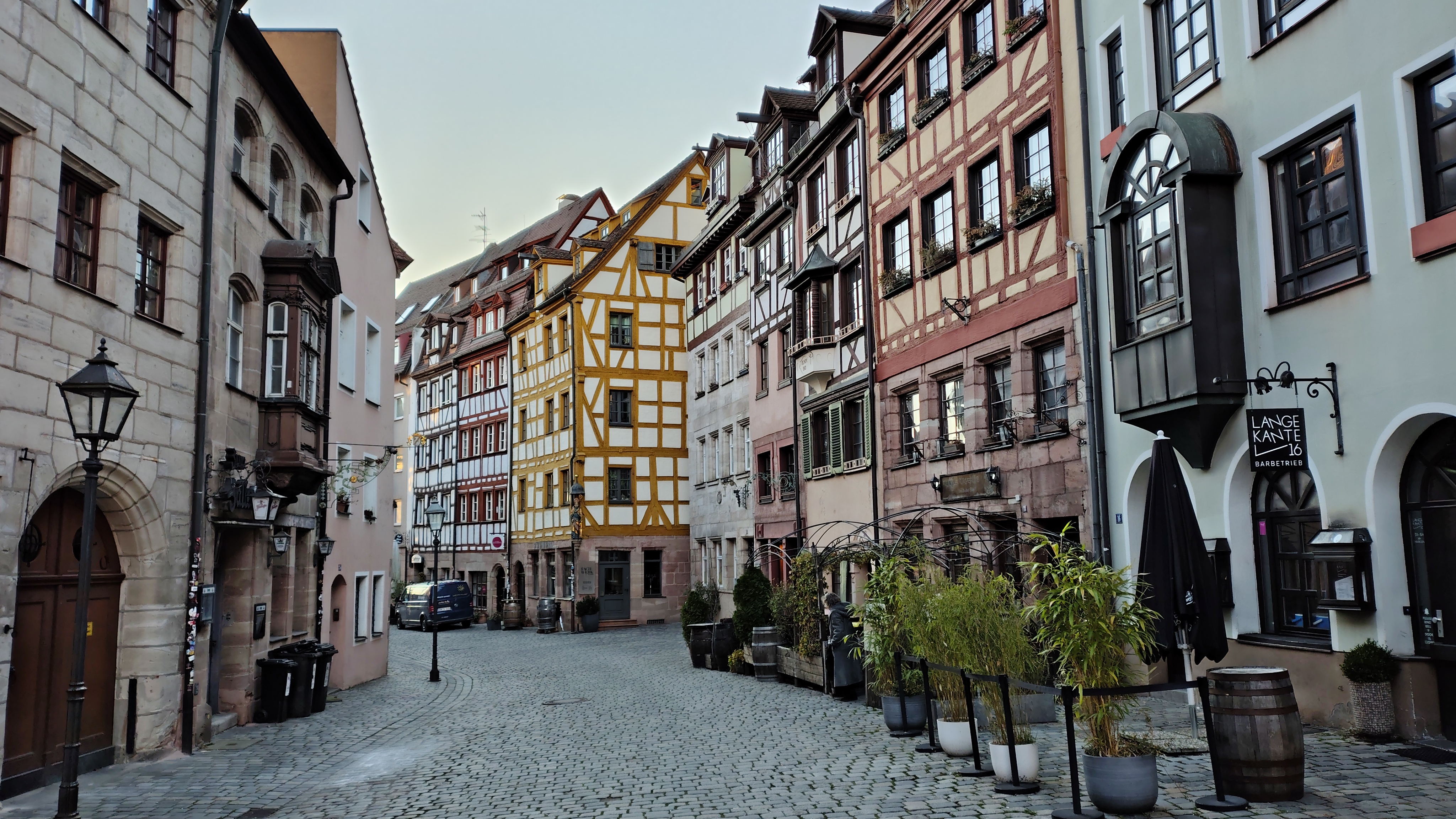 Weißgerbergasse in Nürnberg mit Frühlingsbäumen am Pegnitzfluss am Abend, Weißgerbergasse with spring trees by Pegnitz River at evening