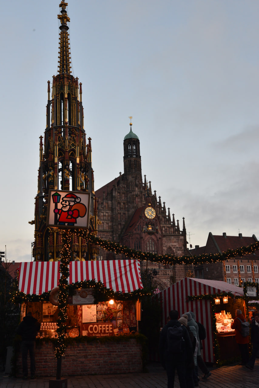 Weihnachtsmarkt Nürnberg 2025 - Traditionelle Nürnberger Rostbratwurst