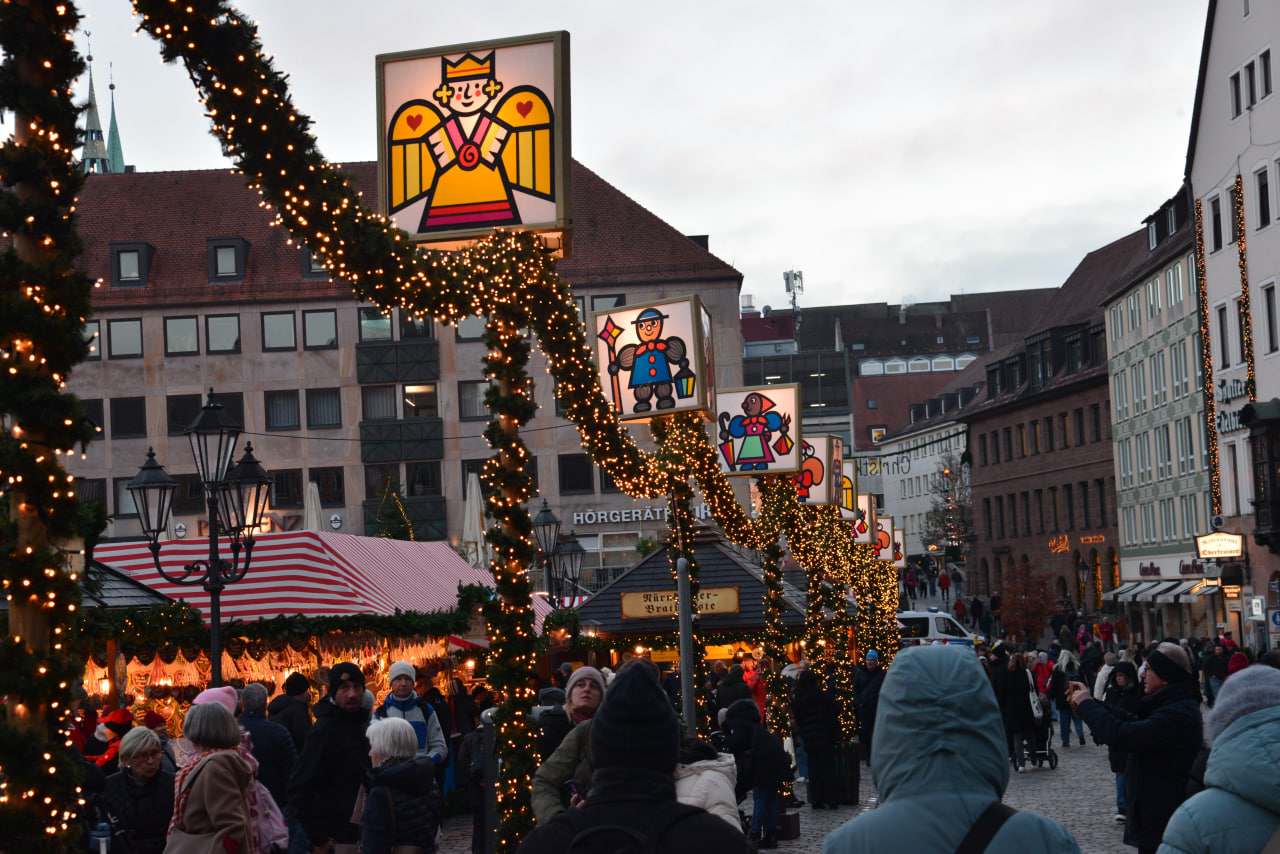 Christkindlesmarkt Nürnberg 2025 - Handgefertigte Weihnachtsdekoration