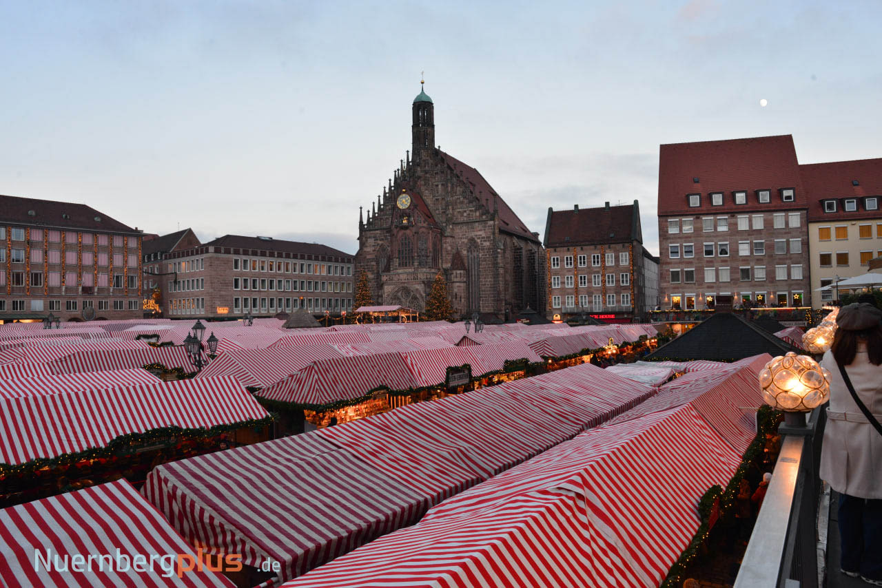 Weihnachtsmarkt Nürnberg 2025 - Schöner Blick auf die Kirche