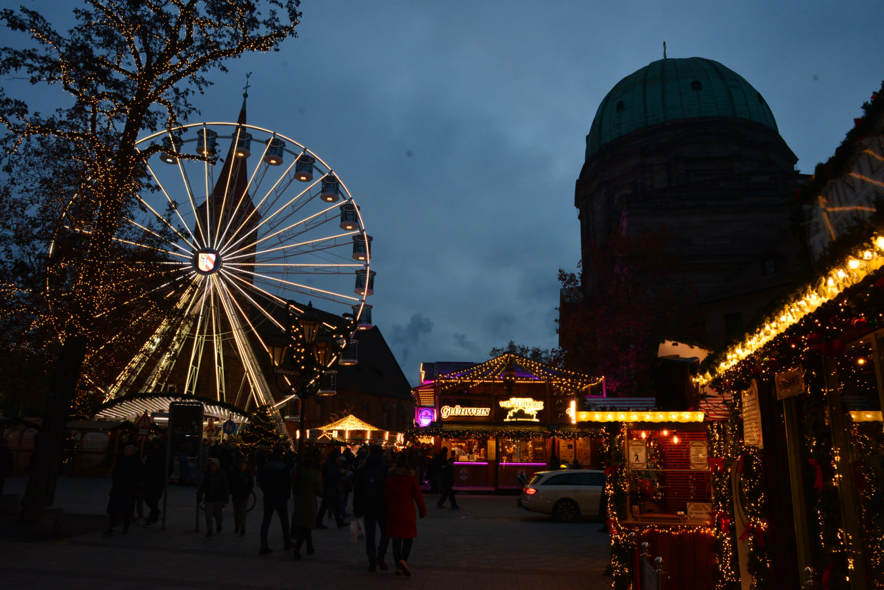 Nuremberg Christmas Market 2025 - Visitors and lights