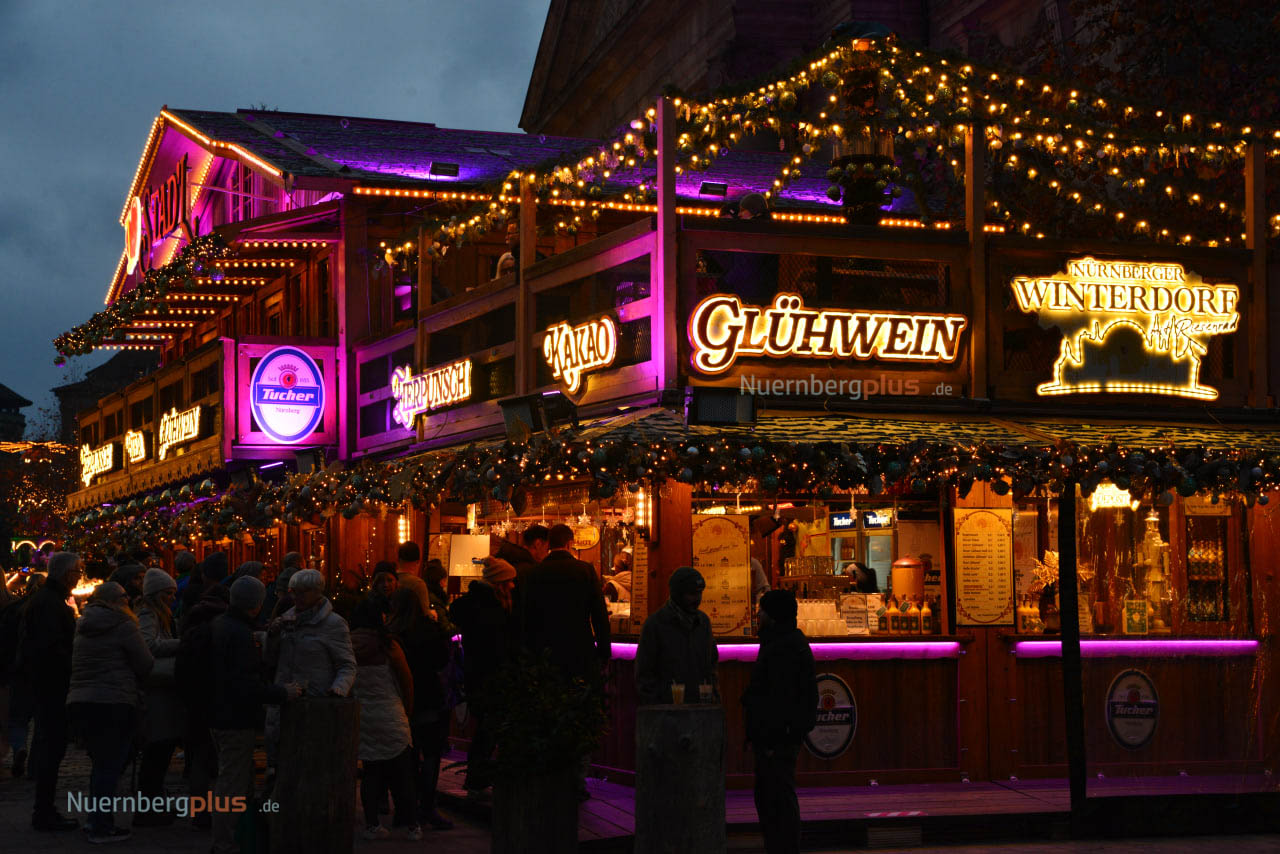 Christkindlesmarkt Nürnberg 2025 - Abendliche Beleuchtung